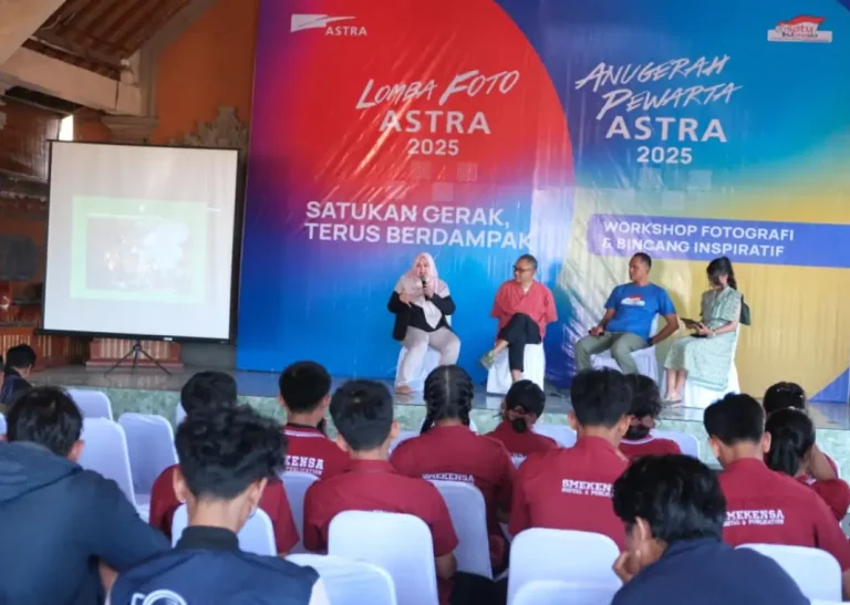 Sesi pemaparan dalam Workshop dalam Roadshow Lomba Foto Astra dan Anugerah Pewarta Astra 2025 bertema “Satukan Gerak, Terus Berdampak” di Kampung Berseri Astra Les, Buleleng, Bali pada Sabtu (20/9/2025).