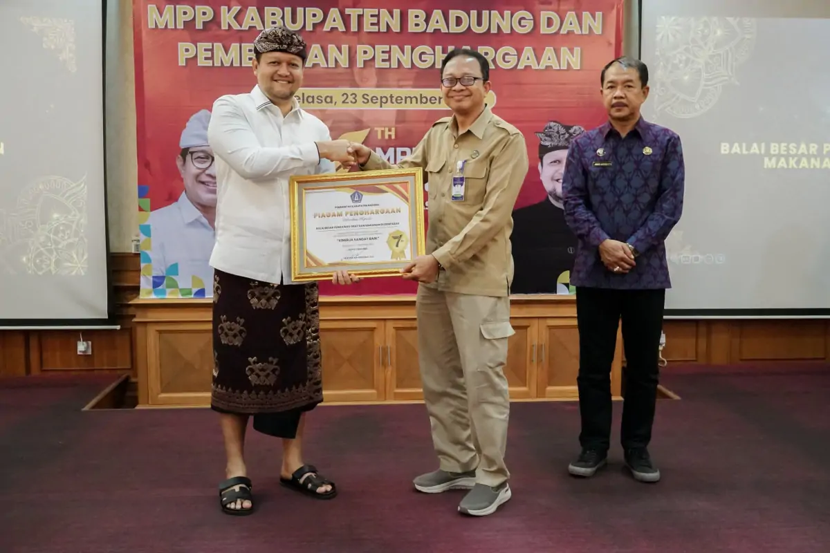 Wabup Bagus Alit Sucipta memberikan penghargaan kepada Instansi yang tergabung pada MPP Badung, serangkaian perayaan HUT Ke-7 MPP Kabupaten Badung di Kantor DPMPTSP, Puspem Badung Selasa (23/9). Wabup Bagus Alit Sucipta memberikan penghargaan kepada Instansi yang tergabung pada MPP Badung, serangkaian perayaan HUT Ke-7 MPP Kabupaten Badung di Kantor DPMPTSP, Puspem Badung Selasa (23/9).