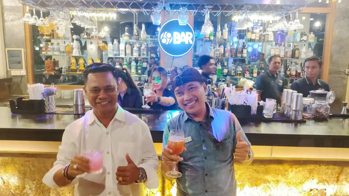 Putu Robby Rudita, Food & Beverage Manager Grand Istana Rama Hotel (kanan) bersama General Manager Grand Istana Rama Hotel, Ketut Darmayasa, Kamis, 4 September 2025.