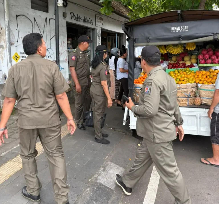 Satpol PP Kota Denpasar melalui Bidang KUKM menertibkan lima PKL di fasilitas umum sebagai upaya menjaga ketertiban dan kenyamanan kota.