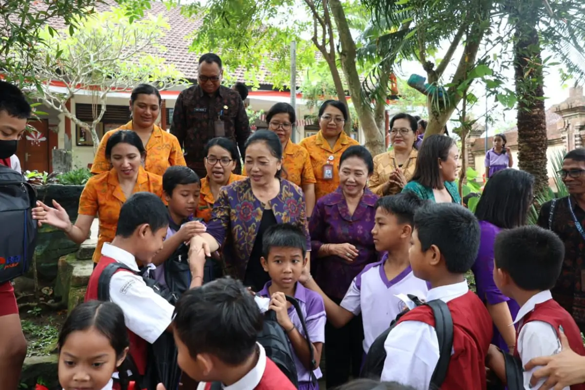 Bunda Literasi Kota Denpasar memberikan dukungan berupa perlengkapan sekolah dan pendampingan khusus untuk siswa terdampak banjir di wilayah Peguyangan, agar mereka bisa kembali semangat belajar.