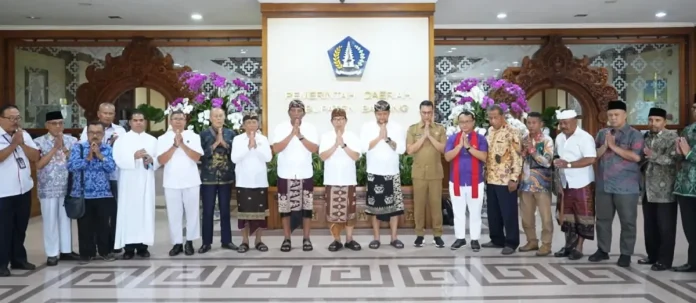 Bupati Wayan Adi Arnawa bersama dengan Wabup Bagus Alit Sucipta dan FKUB Kabupaten Badung serta FPK Kabupaten Badung menghimbau masyarakat untuk bersama menjaga kedamaian di Kabupaten Badung, Senin (1/9).