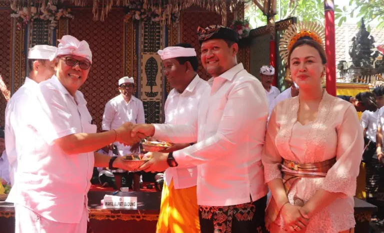 Wakil Bupati Badung I Bagus Alit Sucipta menghadiri Karya Dewa Yadnya Ngelinggihang di Merajan Gede Pratisentana Penyarikan Dalem Kedonganan