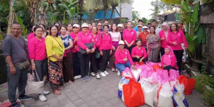 Ketua GOW Badung Nyonya Yunita Alit Sucipta mengunjungi warga masyarakat Badung yang terdampak bencana Banjir di Desa Angantaka dan Kelurahan Sempidi Badung, Sabtu (13/9).