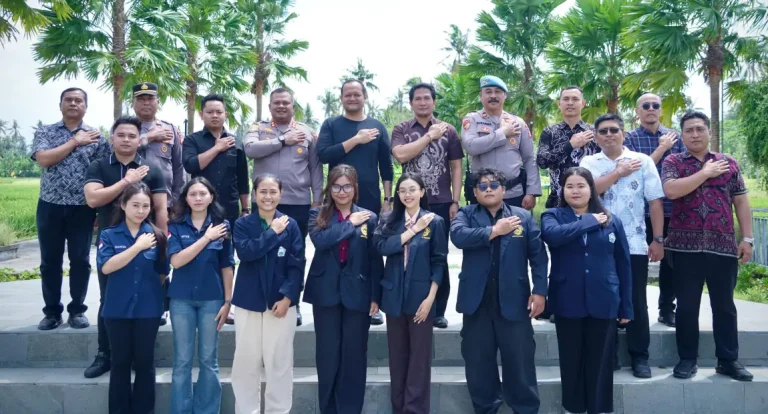 Wabup Bagus Alit Sucipta bersama Kapolres Badung AKBP M. Arif Batubara menggelar tatap muka dengan BEM Kabupaten Badung dan LSM Jarrak Bali, di Restoran Sunfield, Desa Darmasaba, Abiansemal, Jumat (5/9).