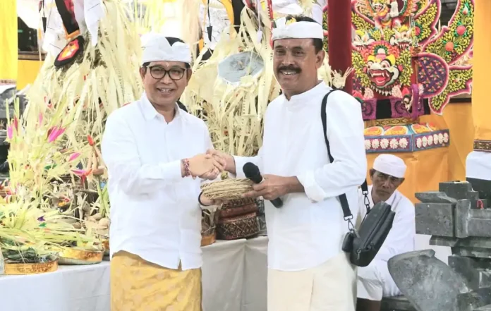 Bupati Wayan Adi Arnawa saat menghadiri Karya Mamungkah, Ngenteg Linggih, dan Padudusan Wraspati Kalpa Agung di Pura Bangbang Beji Desa Adat Pecatu, Senin (8/9).
