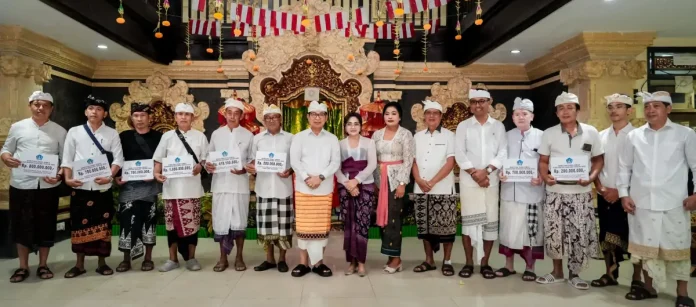 Bupati Wayan Adi Arnawa bersama Ketua TP. PKK Kabupaten Badung Nyonya Rasniathi Adi Arnawa menghadiri Karya Pujawali di Pura Begawan Penyarikan, Banjar Adat Menesa, Kampial, Kelurahan Benoa, Minggu (7/9/2025).