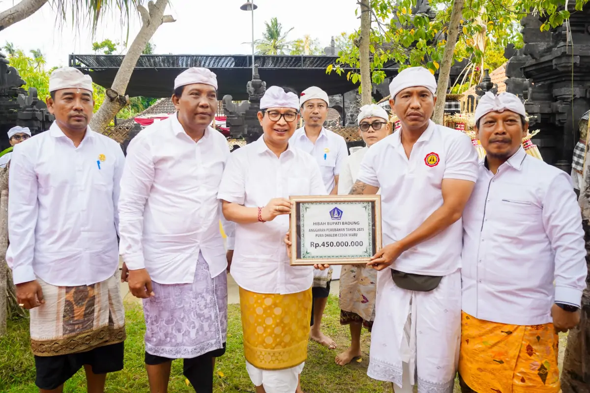 Bupati Wayan Adi Arnawa hadir sekaligus menjadi upasaksi rangkaian Karya Mamungkah, Ngenteg Linggih, Mapedudusan Alit Wraspati Kalpa Agung Walik Sumpah di Pura Dalem Cedok Waru, Kuta, Senin (15/9).
