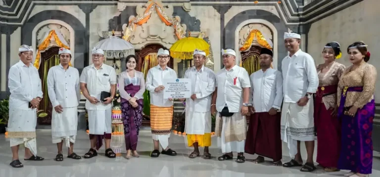 Pura Kemenuh Sari Kampial Gelar Karya Melaspas, Bupati Adi Arnawa Serahkan Bantuan Rp500 Juta