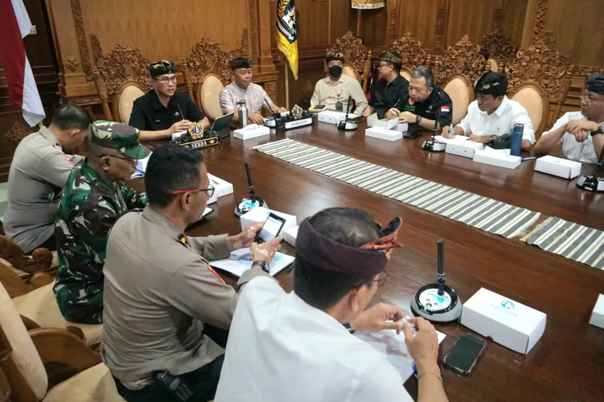 Sekda Badung IB. Surya Suamba memimpin Rapat Koordinasi Penanganan Bencana Banjir di Ruang Nayaka Gosana I, Puspem Badung, Kamis (11/9).