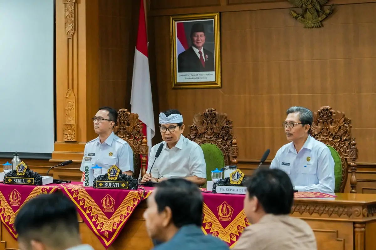 Bupati Wayan Adi Arnawa memimpin Rakor Percepatan Pengelolaan Sampah bersama dengan Lurah/Perbekel se-Kabupaten Badung di Ruang Rapat Kriya Gosana, Puspem Badung, Rabu (3/9).