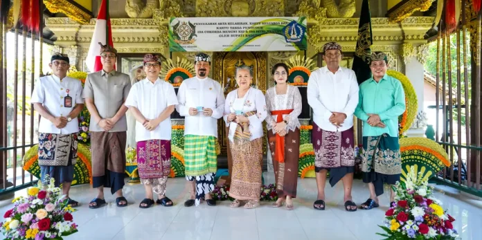 Bupati Wayan Adi Arnawa, secara resmi menyerahkan dokumen kependudukan berupa KTP, KK dan Akta Kelahiran kepada Ida Cokorda Mengwi XIII di Puri Ageng Mengwi, Sabtu (13/9).