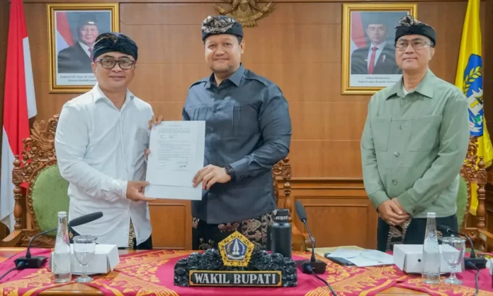 Wakil Bupati Badung, Bagus Alit Sucipta, bersama Sekda IB Surya Suamba, menerima exit meeting Badan Pemeriksa Keuangan RI Perwakilan Bali