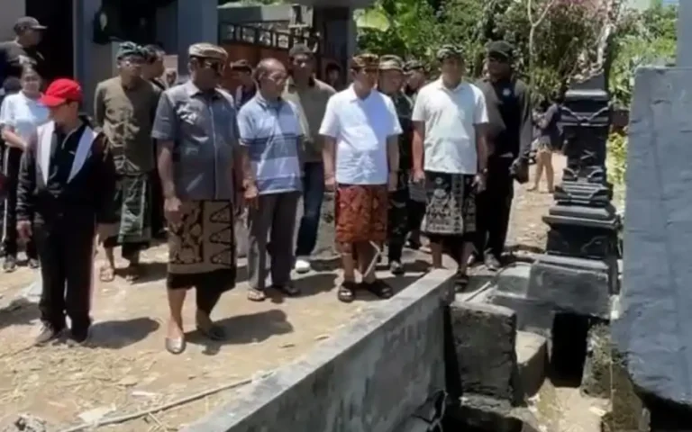 Bupati Badung I Wayan Adi Arnawa turun langsung meninjau lokasi banjir di Lingkungan Gadon, Mengwitani, Kamis 11 September 2025.