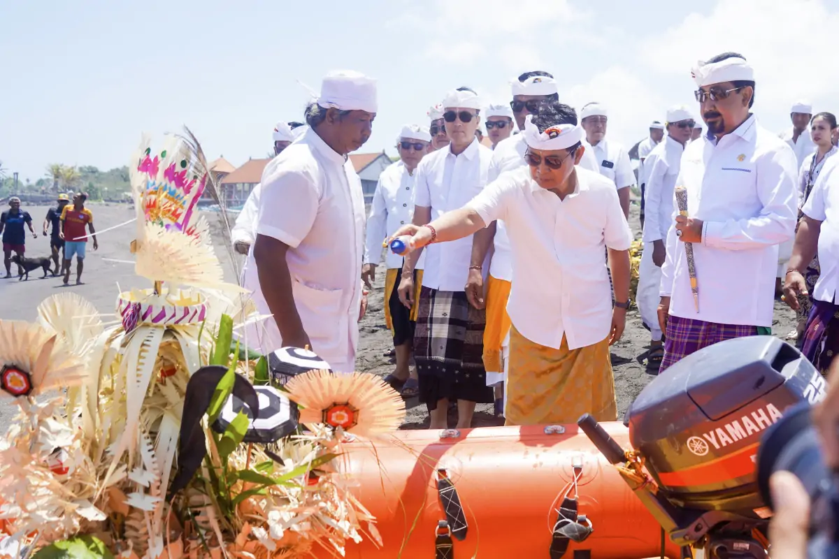 Bupati Wayan Adi Arnawa bersama Ketua DPRD I Gusti Anom Gumanti menghadiri Upacara Pemahayu Jagat, Mapekelem dan Nangluk Merana di Pantai Seseh, Desa Adat Seseh, Cemagi, Kecamatan Mengwi, Minggu (21/9).