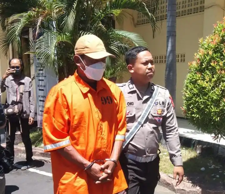 I Made Arcayana, pelaku tabrak lari dua remaja di Jalan Seririt-Pupuan, Km 34.300, Tepatnya Di Wilayah Banjar Dinas Subuk, Desa Subuk, Kecamatan Busungbiu, Buleleng saat digiring pihak kepolisian.