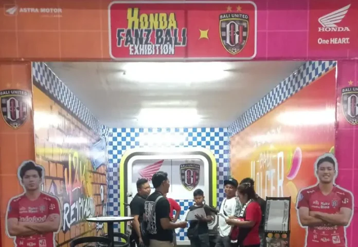 Suasana pertandingan Bali United di Stadion Kapten I Wayan Dipta semakin hidup dengan hadirnya Honda Fanz Bali Exhibition.