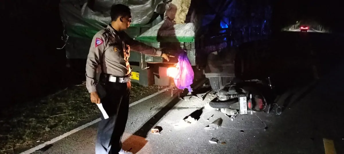 Polisi saat mengamankan TKP kecelakaan lalu lintas di Wilayah Desa Pejarakan, Kecamatan Gerokgak Buleleng.