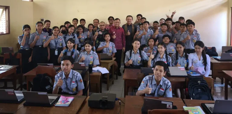 Kunjungan Ahok bersama Bupati Buleleng ke SMP Negeri 1 Sukasada menjadi bentuk apresiasi atas pencapaian sekolah sebagai satu-satunya rujukan Google di Bali dalam pendidikan digital.