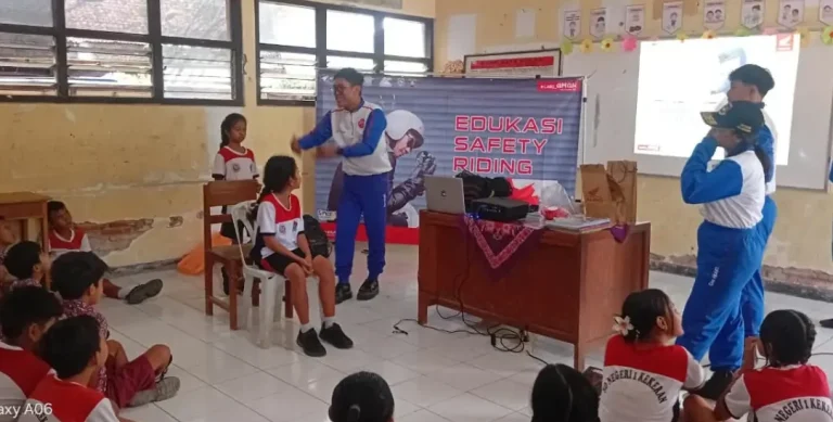 Duta Safety Riding dari SMAN Bali Mandara, mereka menyambangi SD Negeri 1 Kekeran, Buleleng untuk memberikan edukasi safety riding