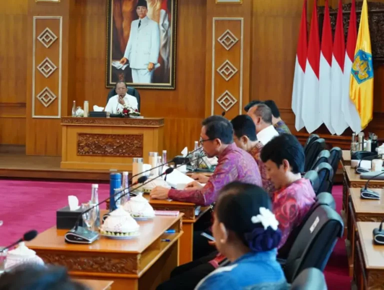 Gubernur Bali, Wayan Koster, menegaskan komitmennya untuk memperkuat kolaborasi lintas sektor dalam pengelolaan sampah berbasis sumber.