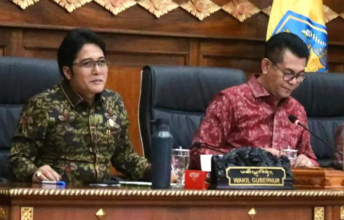 Wakil Gubernur Bali, I Nyoman Giri Prasta, mendorong percepatan pembahasan Raperda terkait transportasi berbasis aplikasi. Wakil Gubernur Bali, I Nyoman Giri Prasta, mendorong percepatan pembahasan Raperda terkait transportasi berbasis aplikasi.