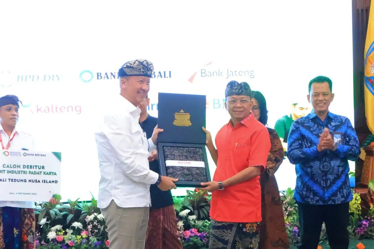 Gubernur Bali Wayan Koster mendampingi Menteri Perindustrian RI saat peluncuran Program KIPK di Denpasar sebagai bentuk dukungan terhadap penguatan sektor IKM dan UMKM.