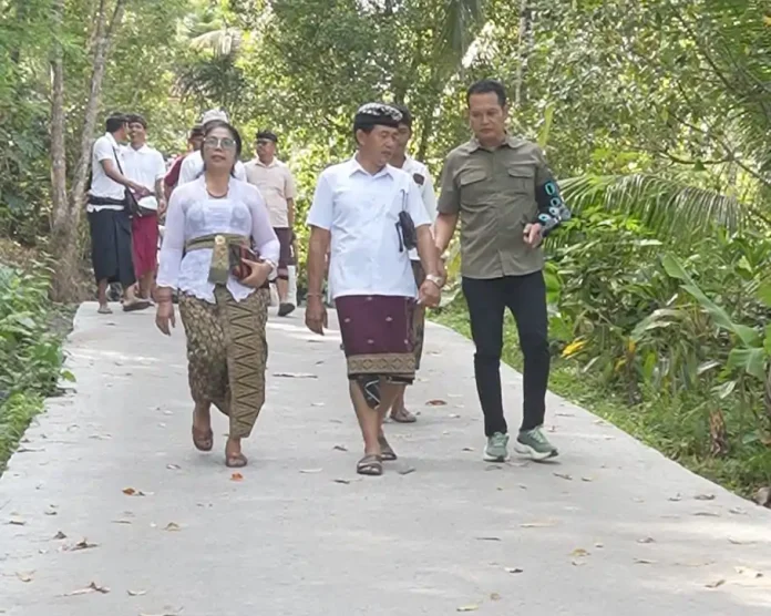 Bupati Jembrana I Made Kembang Hartawan meninjau jalan rabat beton di Tempek Giri Sari, Banjar Munduk Tumpeng, yang kini dapat dilalui berkat bantuan keuangan dari Kabupaten Badung.
