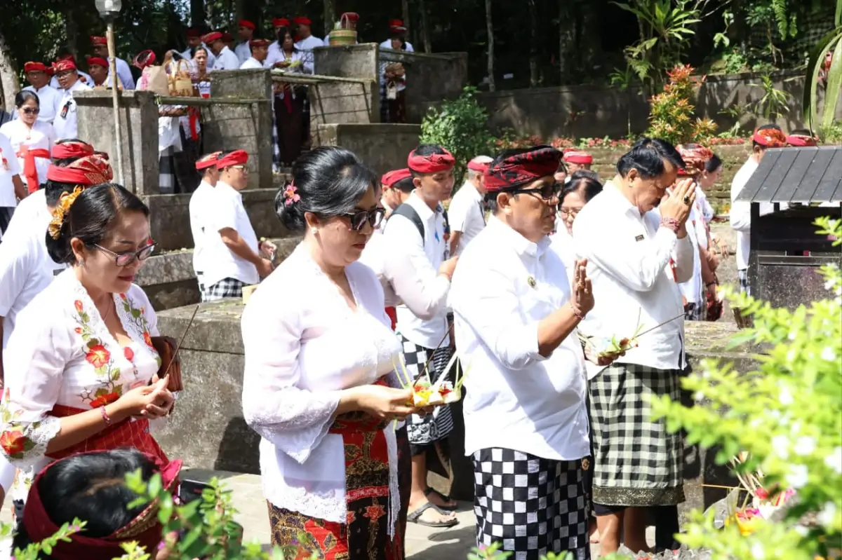 Bupati Sanjaya bersama jajaran pemerintah dan masyarakat melaksanakan persembahyangan Purnama Sasih Ketiga di Pura Luhur Batukau sebagai wujud bakti dan menjaga keharmonisan antara manusia, alam, dan Tuhan.