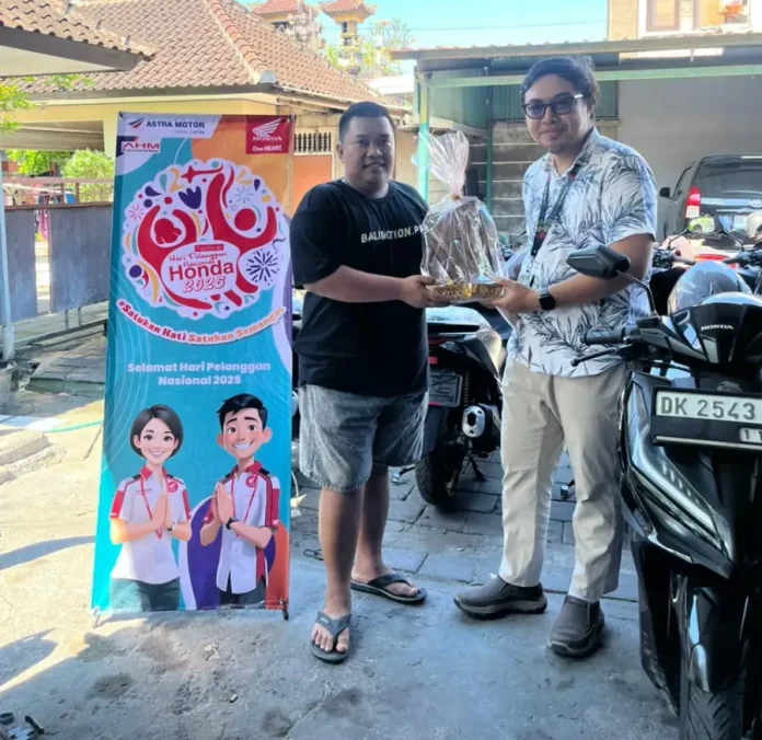 Astra Motor Bali memberikan apresiasi kepada konsumen setia Honda pada Hari Pelanggan Nasional (Harpelnas) dengan bingkisan istimewa berupa produk kreatif hasil kolaborasi dengan UMKM lokal dan anak-anak SLB Negeri 3 Denpasar.