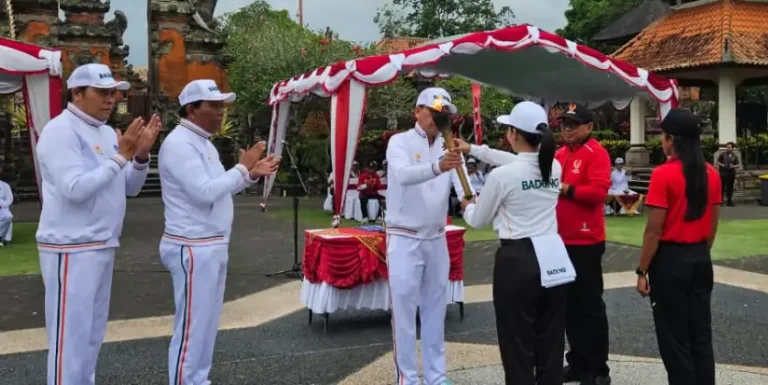 Suasana semarak mewarnai prosesi kirab Api Obor Pekan Olahraga Provinsi (Porprov) Bali XVI 2025 saat tiba di Kabupaten Badung