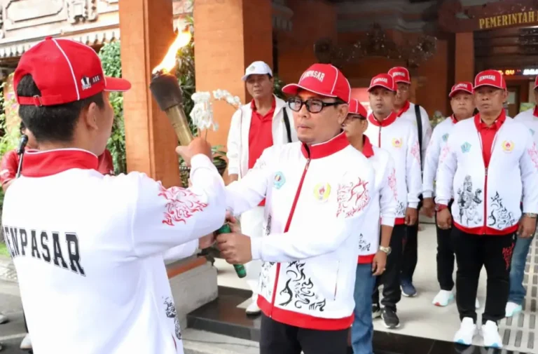 Kirab Api Obor Pekan Olahraga Provinsi (Porprov) Bali XVI tahun 2025 tiba di Kota Denpasar pada Senin 8 September 2025