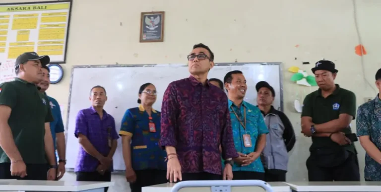 Wali Kota Denpasar, I Gusti Ngurah Jaya Negara, saat meninjau plafon ruang kelas SDN 6 Padangsambian yang jebol, Selasa 9 September 2025.