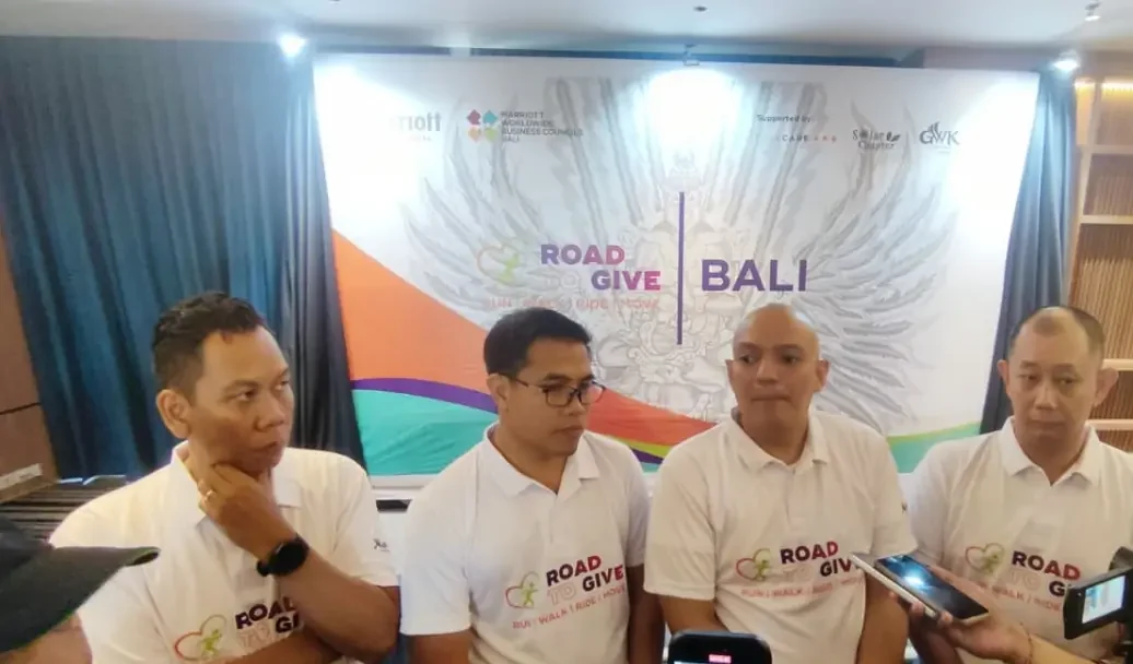 Franklyn Kocek, Multi Property General Manager Four Points by Sheraton Bali Seminyak & Fairfield by Marriott South Kuta sekaligus Ketua Road to Give 2025 Bali dua dari kanan saat diwawancarai pada Jumat, 12 September 2025.