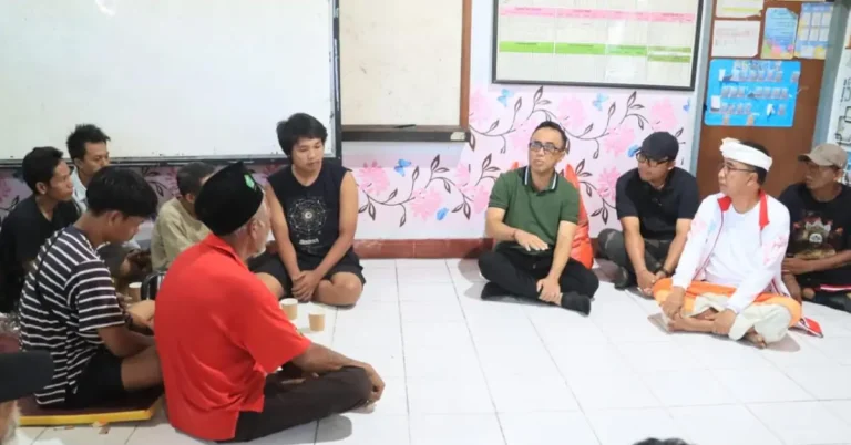 Wali Kota Denpasar I Gusti Ngurah Jaya Negara turun langsung meninjau warga yang mengungsi akibat banjir di SDN 12 Pemecutan