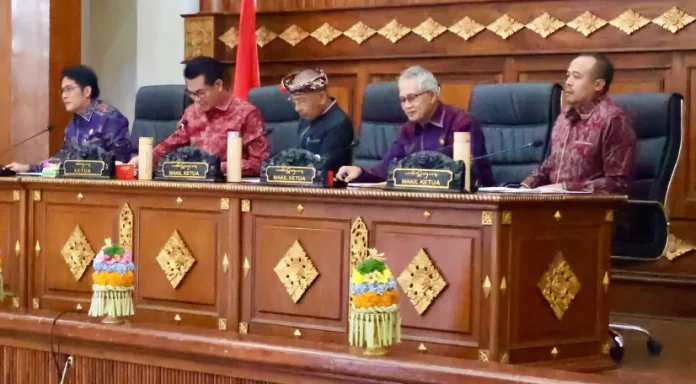 Wakil Gubernur Bali, I Nyoman Giri Prasta, menghadiri Rapat Paripurna ke-4 Masa Persidangan I Tahun Sidang 2025–2026