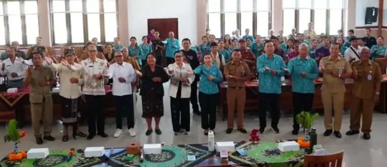 Ketua TP PKK Provinsi Bali, Putri Suastini Koster, mengisi sosialisasi pengelolaan sampah di dua titik Karangasem, Senin 15 September 2025.