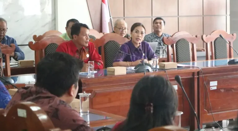 Suasana rapat pembahasan Rancangan Peraturan Daerah (Ranperda) tentang Data Dasar Penyelenggaraan Pemerintahan Daerah Berbasis Data Desa dan Kelurahan Presisi bertempat di Ruang Gabungan Komisi DPRD Buleleng.