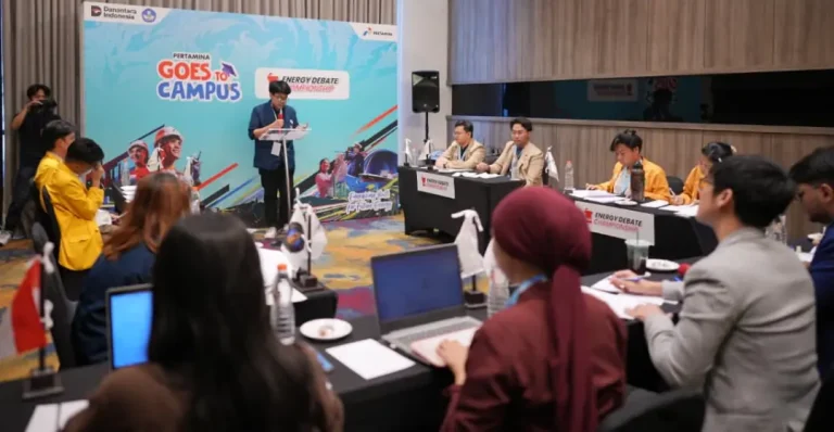 Para peserta saat unjuk kemampuan di hadapan para juri dan tim lawan di babak 16 besar dan 8 besar Energy Debate Championship