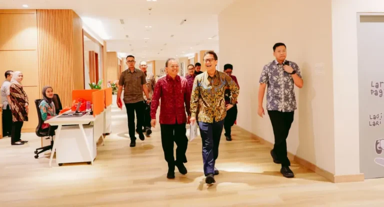 Gubernur Bali Wayan Koster menyampaikan aspirasi masyarakat Bali kepada pemerintah pusat untuk menangani dampak banjir dan memperjuangkan perbaikan infrastruktur serta layanan publik.