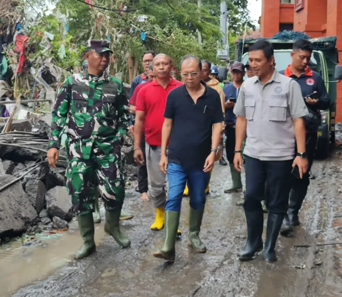 Gubernur Bali, Wayan Koster bersama Kepala Pelaksana BPBD Provinsi Bali, I Gede Agung Teja Bhusana Yadnya saat meninjau Pasar Kumbasari. Gubernur Bali, Wayan Koster bersama Kepala Pelaksana BPBD Provinsi Bali, I Gede Agung Teja Bhusana Yadnya saat meninjau Pasar Kumbasari.