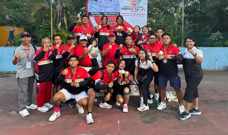 Tim tenis lapangan Buleleng meraih juara umum Porprov Bali 2025 dengan perolehan 4 emas, berkat kolaborasi atlet, pelatih, dan dukungan pemerintah daerah.