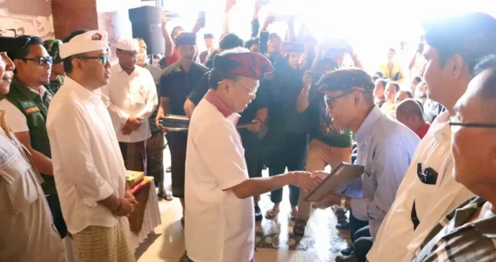 Wali Kota Denpasar I Gusti Ngurah Jaya Negara menyerahkan bantuan dana kepada pedagang Pasar Badung dan Pasar Kumbasari Wali Kota Denpasar I Gusti Ngurah Jaya Negara menyerahkan bantuan dana kepada pedagang Pasar Badung dan Pasar Kumbasari