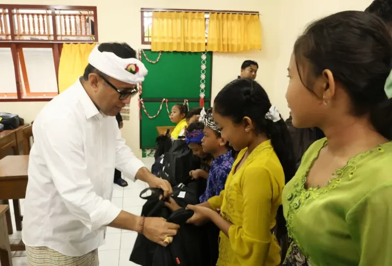 Wali Kota Denpasar I Gusti Ngurah Jaya Negara membagikan paket perlengkapan sekolah kepada siswa terdampak di SD 21 Dauh Puri