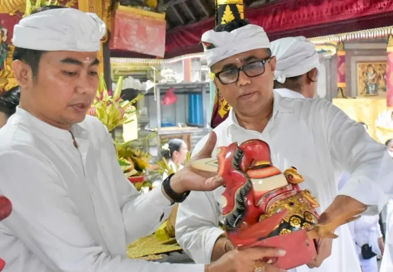 Wali Kota Denpasar, I Gusti Ngurah Jaya Negara menghadiri Upakara Munggel Pelawatan di Pura Dalem dan Kahyangan Desa Adat Laplap