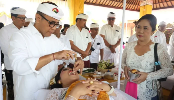 Wali Kota Denpasar, I Gusti Ngurah Jaya Negara, menghadiri Upacara Metatah dan Mepetik Massal yang digelar Pemerintah Desa Dauh Puri Kaja
