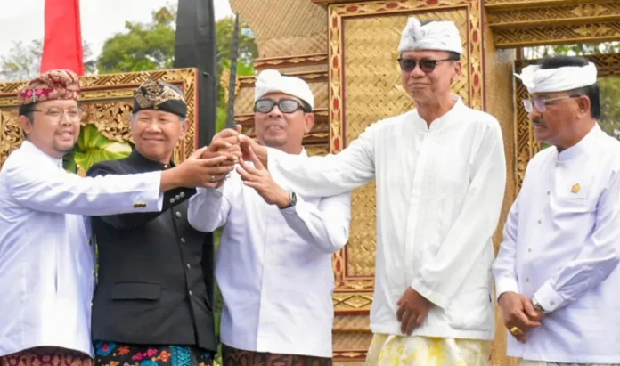 Wakil Walikota Denpasar, I Kadek Agus Arya Wibawa saat menancapkan Keris Pusaka Puputan Badung bersama Panglingsir Puri se-Kota Denpasar, Ketua DPRD Kota Denpasar, I Gusti Ngurah Gede, pada Puncak Peringatan ke-119 Puputan Badung di Kawasan Lapangan Puputan Badung I Gusti Ngurah Made Agung Denpasar, Sabtu (20/9/2025). Wakil Walikota Denpasar, I Kadek Agus Arya Wibawa saat menancapkan Keris Pusaka Puputan Badung bersama Panglingsir Puri se-Kota Denpasar, Ketua DPRD Kota Denpasar, I Gusti Ngurah Gede, pada Puncak Peringatan ke-119 Puputan Badung di Kawasan Lapangan Puputan Badung I Gusti Ngurah Made Agung Denpasar, Sabtu (20/9/2025).
