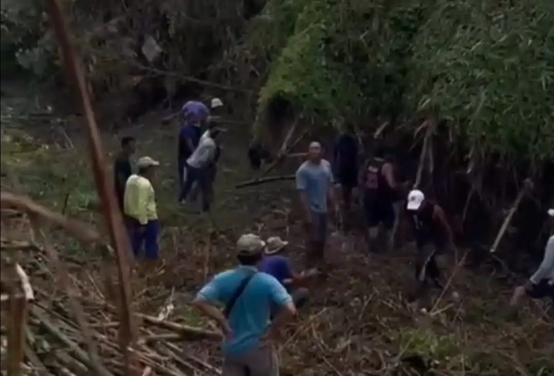 Pemerintah Kabupaten Jembrana bersama masyarakat dan aparat bergotong royong membersihkan saluran air dan sungai untuk mempercepat pemulihan pasca banjir dan mencegah banjir susulan.