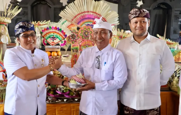 Wakil Gubernur Bali, I Nyoman Giri Prasta, hadir dalam pelaksanaan Karya Manusa Yadnya, Pitra Yadnya di Bale Wantilan Desa Adat Kapal