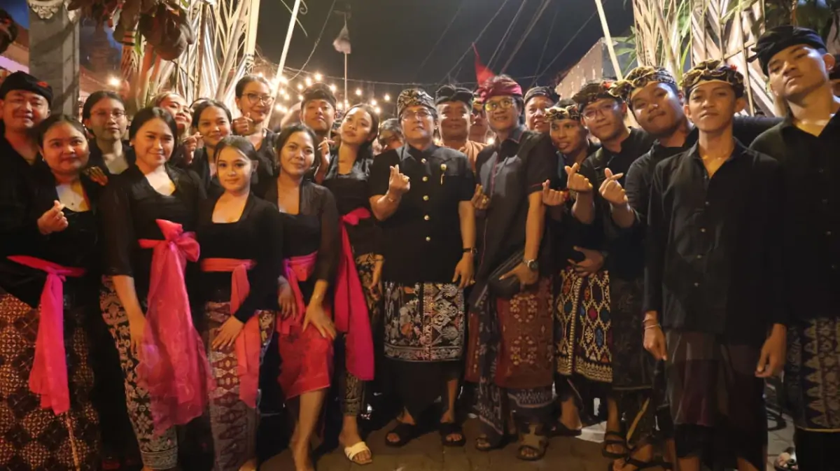 Wagub Giri Prasta menghadiri pengukuhan ST Yowana Dhika serta membuka bazar dan pentas seni di Banjar Kerandan sebagai bentuk dukungan terhadap kreativitas dan pelestarian budaya generasi muda.